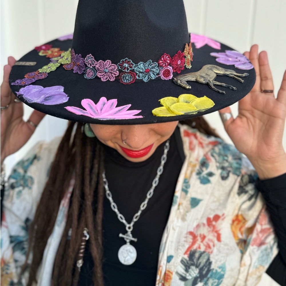 Hand painted hat - Picture 4 of 8